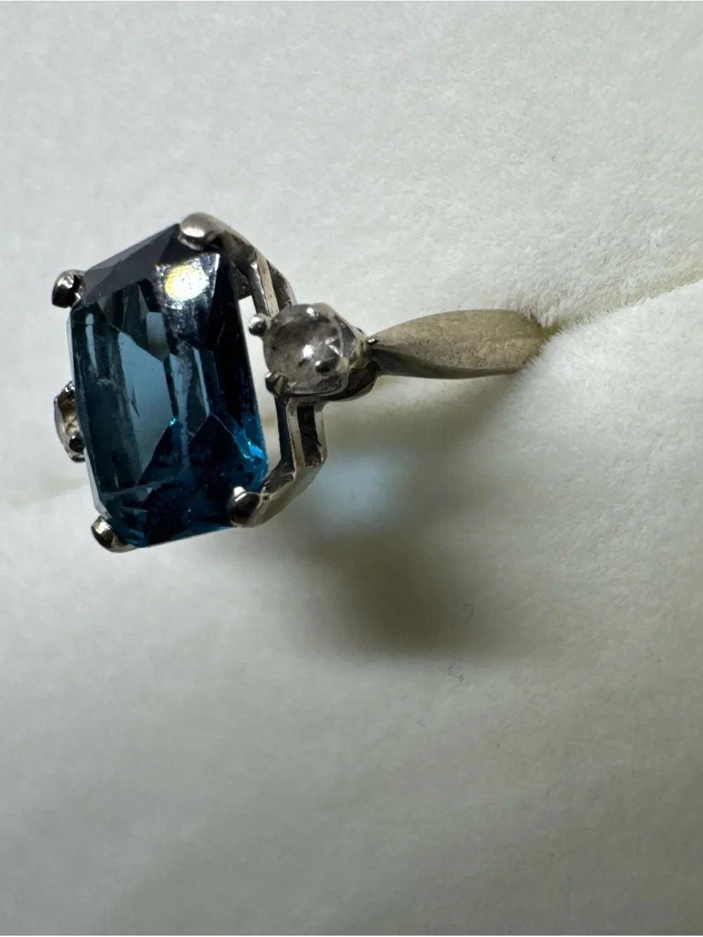 Vintage 10K White Gold Blue & White Topaz Ring Size 5.75 Emerald Cut Stone 2.7g